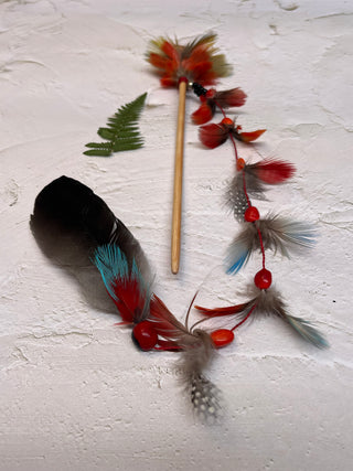 Guacamayo Feather & Huayruro Hairpin